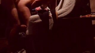 Qartuli porno – რაკამ ტყნავს დივანზე